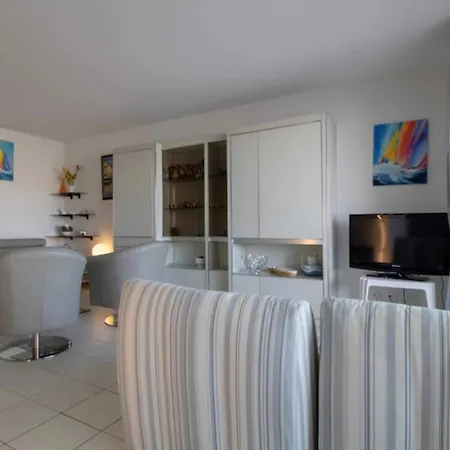 Apartment With Balcony And View On The Port Frejus Exterior photo