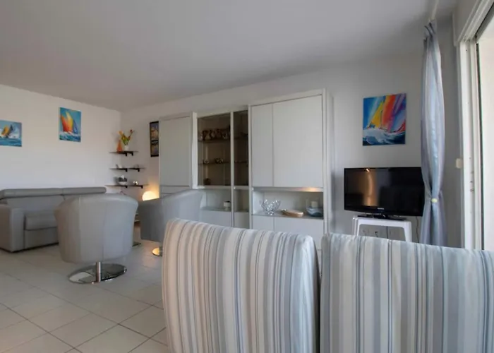 Apartment With Balcony And View On The Port